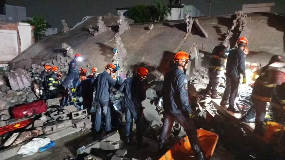 Urgente: Prédio em construção desaba sobre casa na Zona Leste e deixa cinco mortos